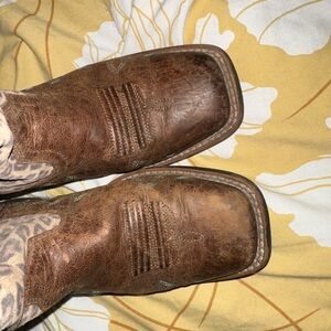 Girls size 1.5 ariat boots in used condition.